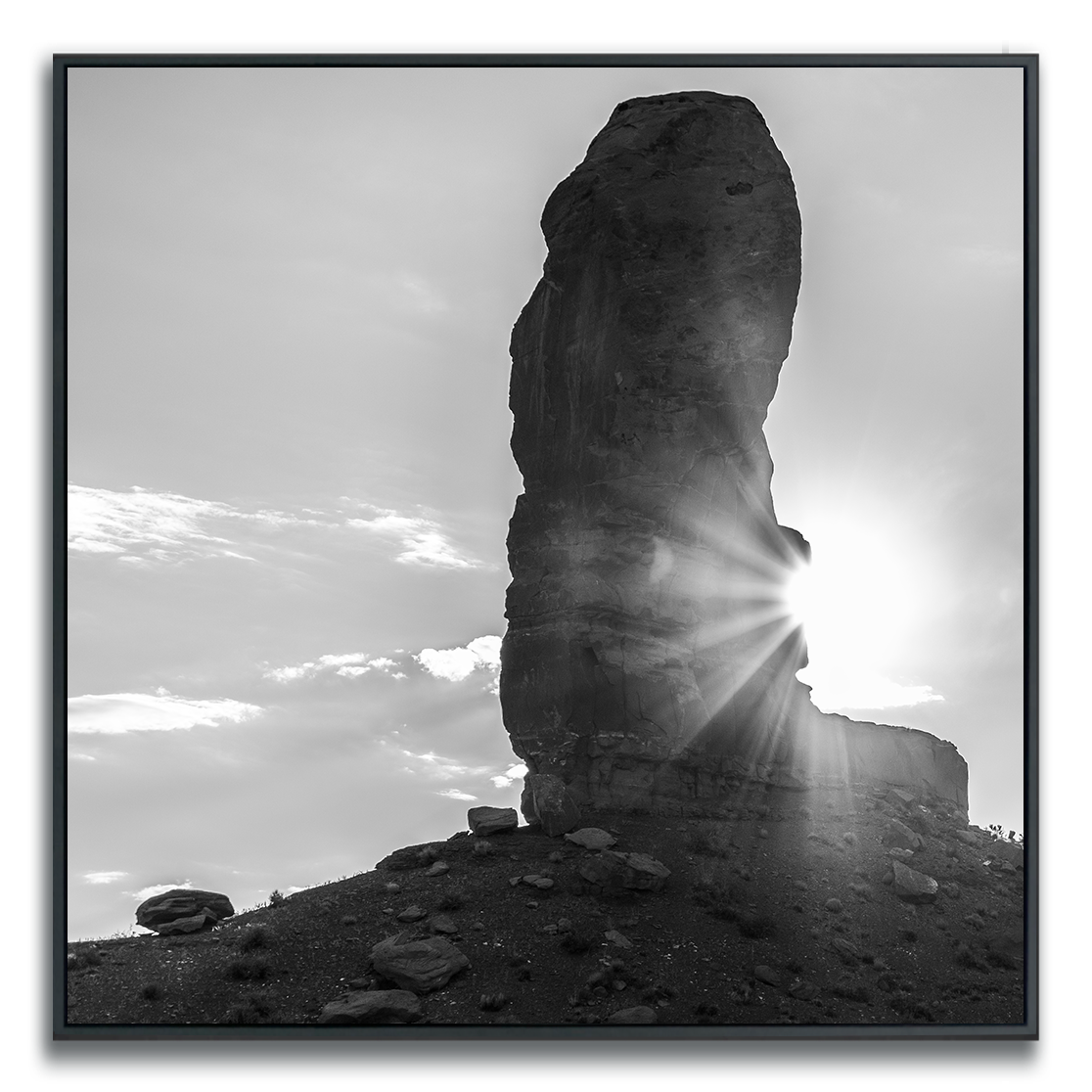 Monumental rock formation with sun rays穿透在顶部