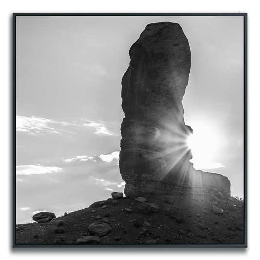 Monumental rock formation with sun rays穿透在顶部
